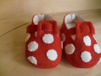 Babyschoentjes rood met witte stippen kant en klaar.