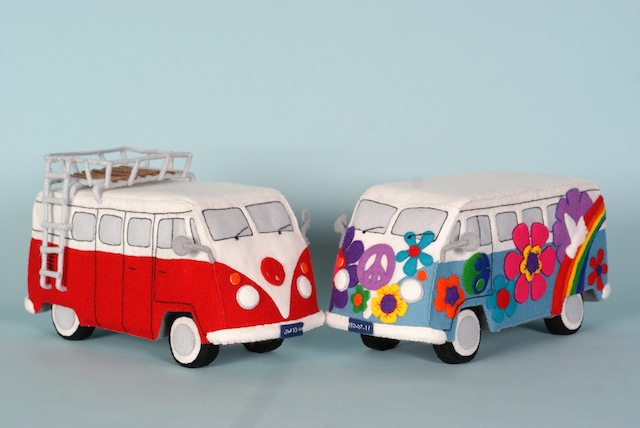 Back to the sixties: Flower Power bus en rood/wit VWbus patrblad