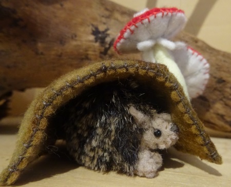 Egeltje met boomhutje en paddestoelen. 2delig. Kant en klaar.