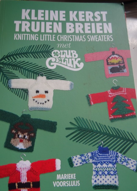 Kleine kerst truien breien door Marieke Voorsluijs.