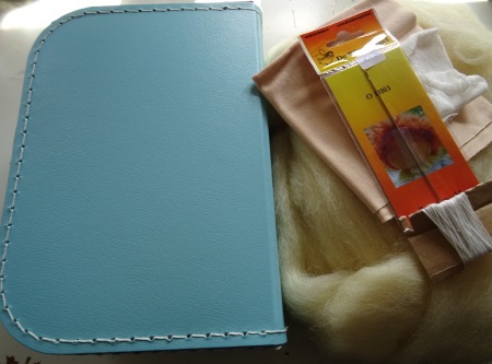 Knuffelpopje in babyblauw koffertje pakket - Klik op de afbeelding om het venster te sluiten