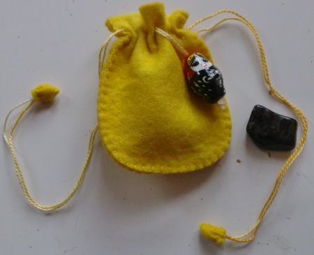 Schattenzakje geel sprookjesvilt,rood/zwarte baboushka en steen