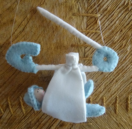 Veiligheidsspeld met baby blauw kant en klaar.