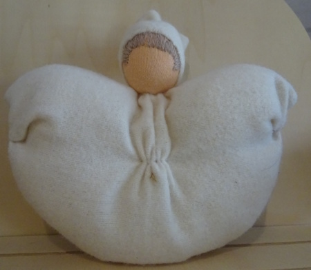 Wiegepopje ecru kant en klaar.